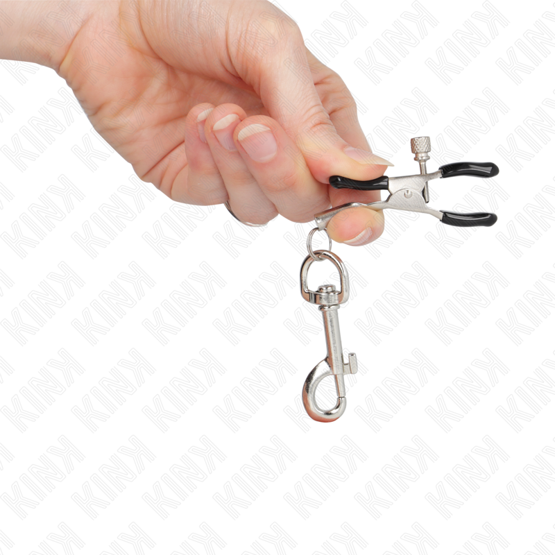 Detalle de pinza para pezones Kink con gancho, sujeta en la mano.