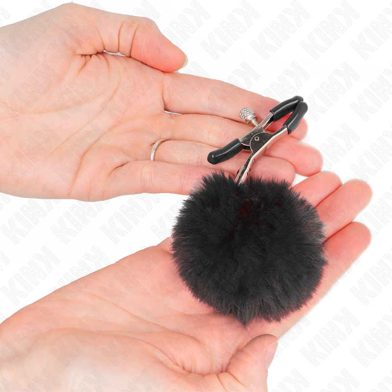 Detalle de las pinzas para pezones Kink Nipple Grip con pompones negros.