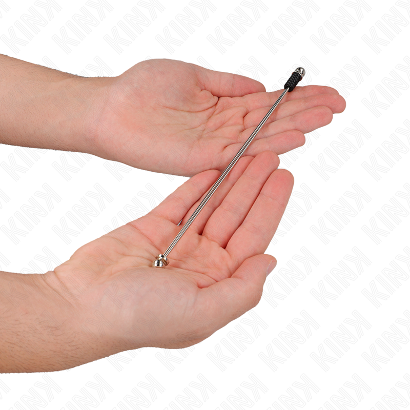 Detalle de Kink Nipple Grip: pinza individual de varilla metálica sostenida entre dos manos.