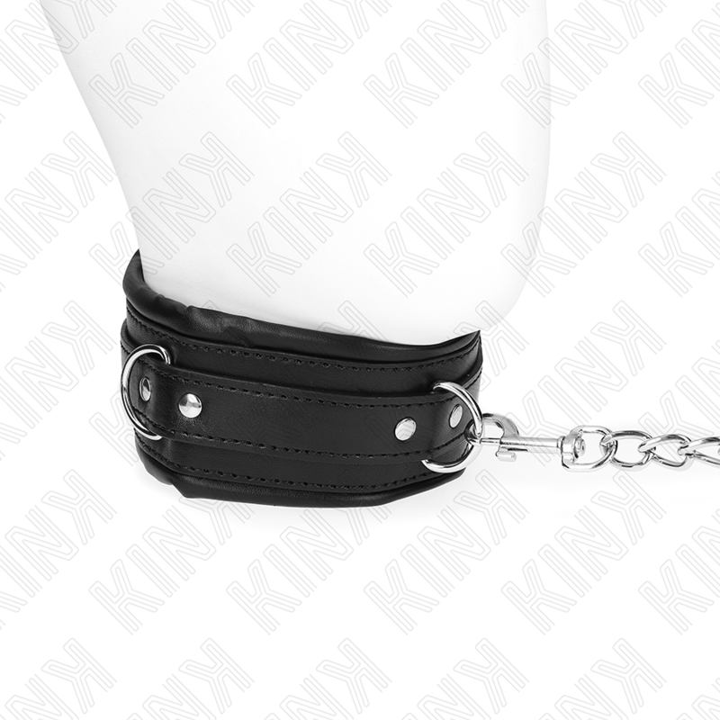 Detalle del collar pesado KINK Model 4 en negro, con correa de cadena y anilla metálica.