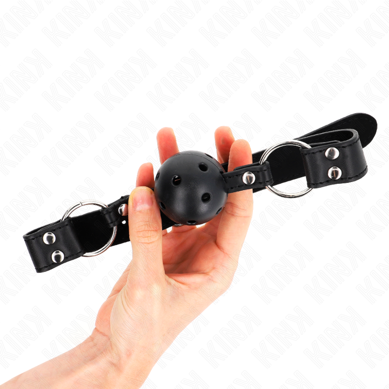 Mordaza de bola negra Kink Collar & Gag, con correa ajustable y aros metálicos, sostenida en la mano.