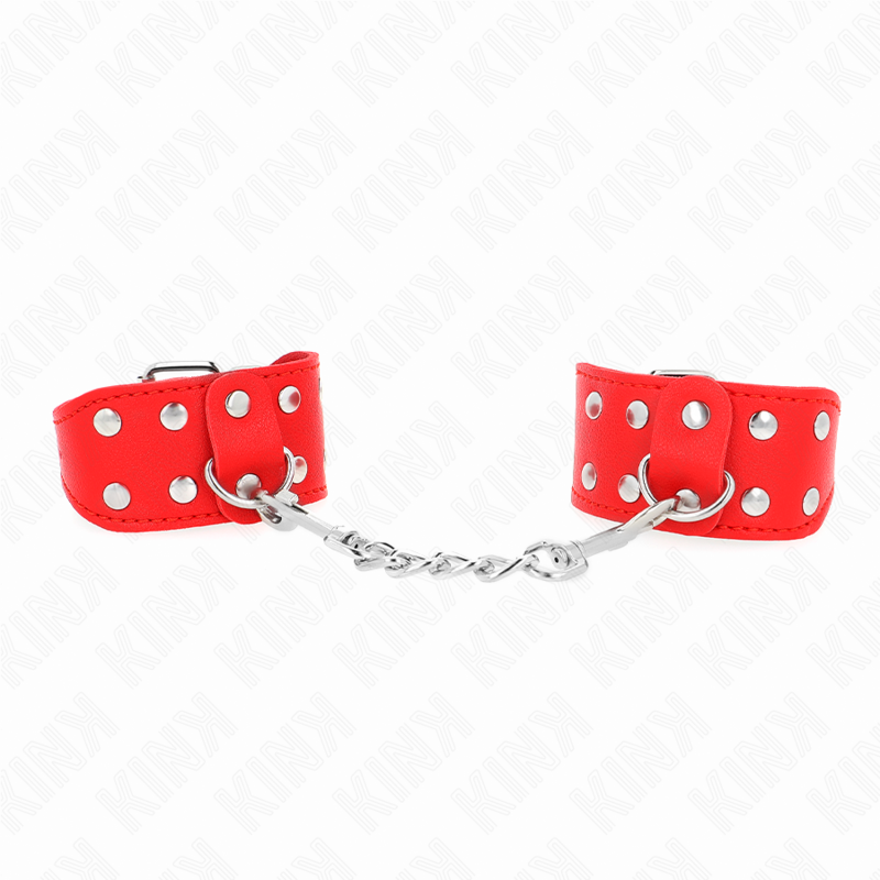 Muñequeras KINK rojas con tachuelas dobles y cadena metálica.