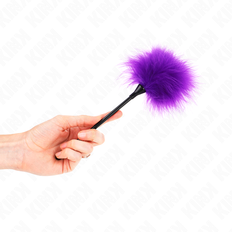 Pluma para cosquillas morada Kink Impact & Touch con mango negro en la mano.