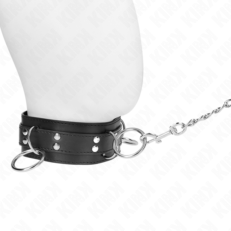 Detalle del collar KINK negro con tres anillas y correa de cadena.