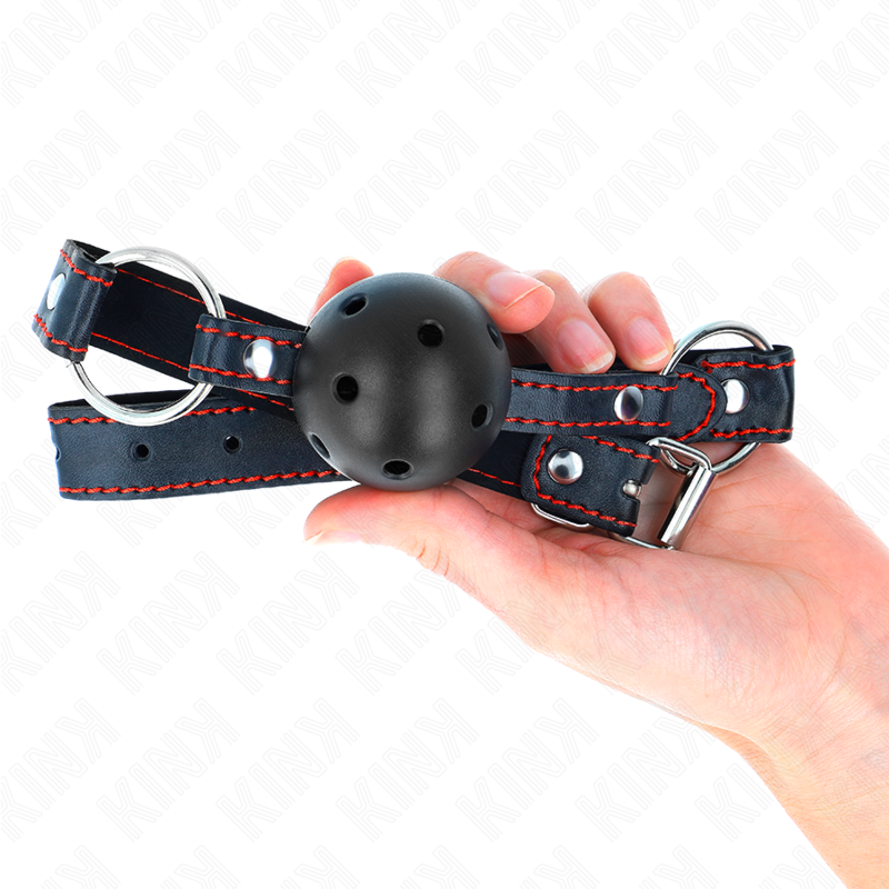 Detalle de la mordaza KINK Model 2 negra con bola perforada y correa ajustable.