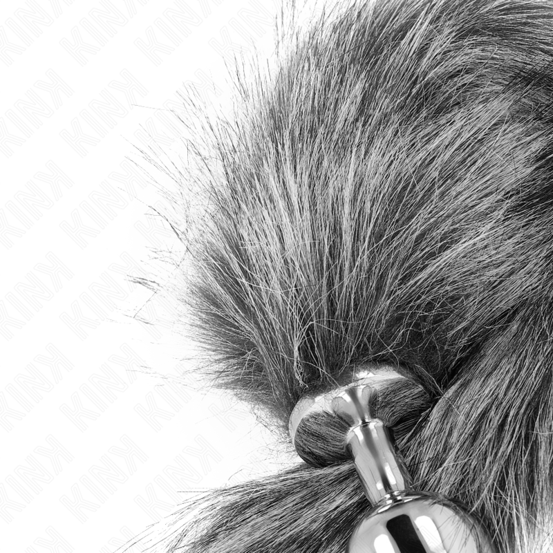 Detalle del plug anal Kink Pleasure Plugs plateado con cola sintética gris.