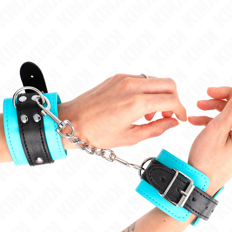 Esposas de muñeca KINK Hook azules y negras unidas por cadena, puestas en las manos.