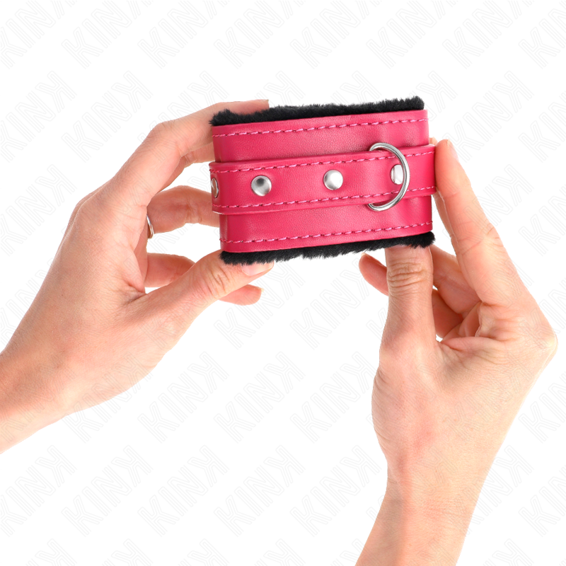 Detalle de la muñequera KINK Premium en rosa con forro negro y correa ajustable.