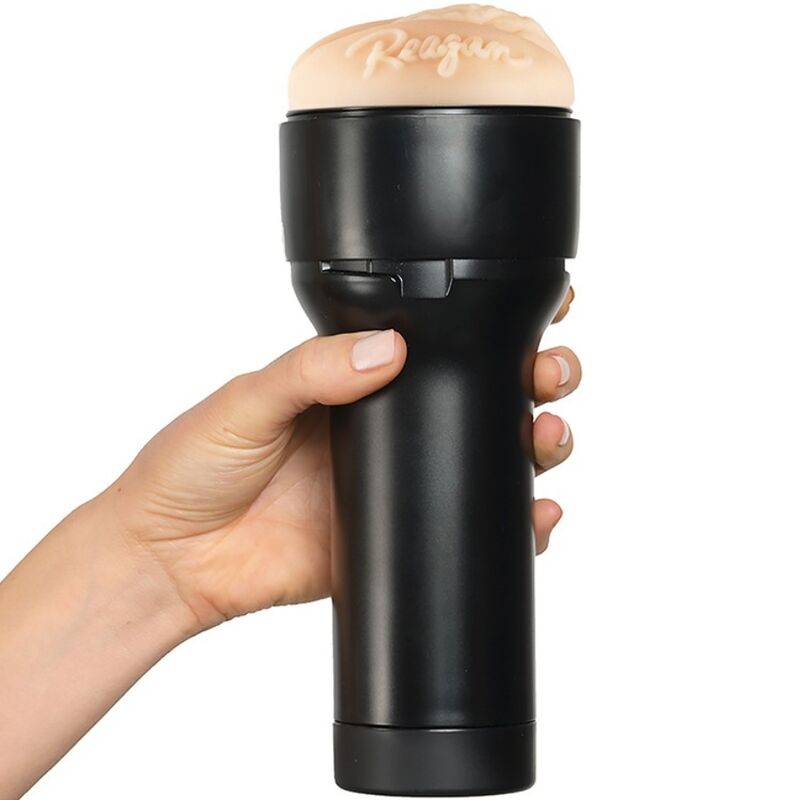 Kiiroo FeelReagan en detalle, con parte superior color carne y cuerpo negro sostenido con la mano.
