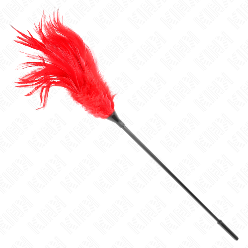 KINK Plumero de plumas múltiple rojo con mango negro largo, vista inclinada.