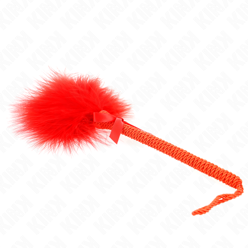 Detalle del masajeador Kink Impact & Touch con plumas rojas y cuerda naranja trenzada.