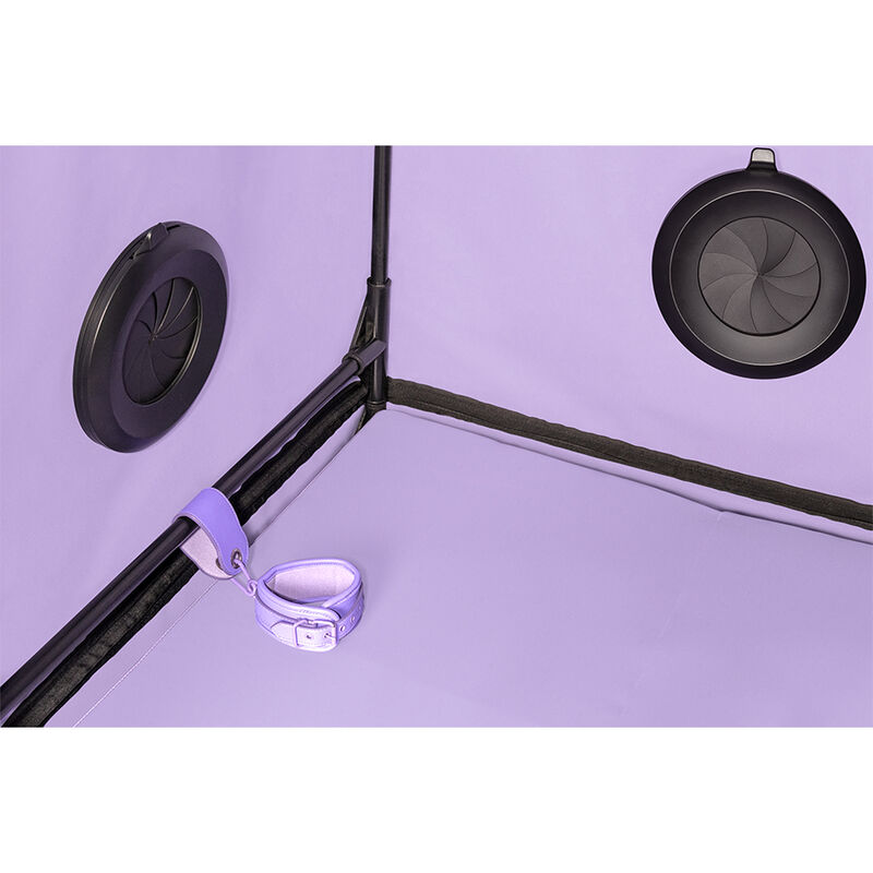 Detalle del interior de la cabina Secret Dome SCANDALE en morado, con aberturas circulares negras y una correa con anilla.