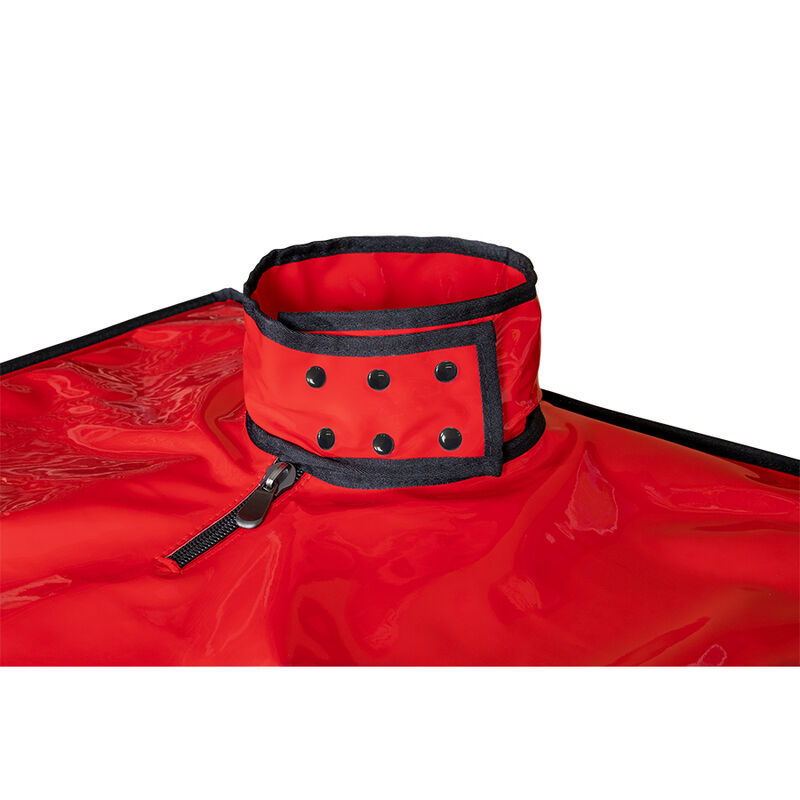 Detalle de Secret Dome Kink Club La Niche Cabin en rojo y negro, con cuello acolchado y cremallera visible.