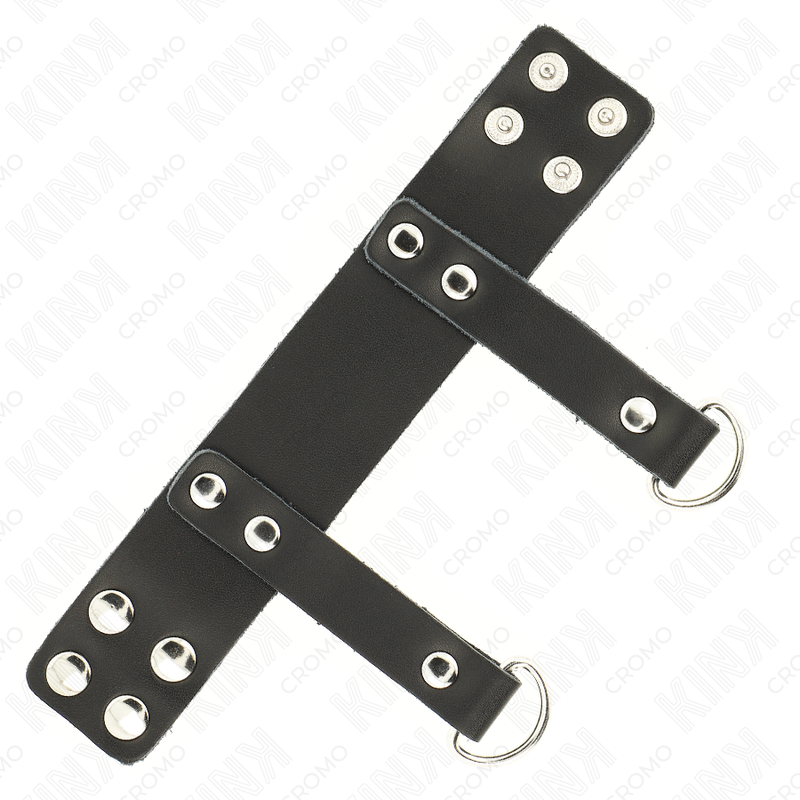 Detalle del anillo metálico para pene KINK D-Shape con correas negras y anillas metálicas.