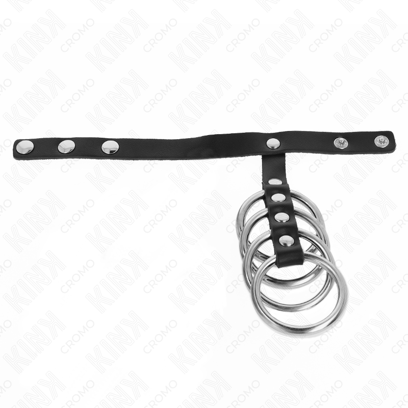 Detalle del set KINK de 4 anillos metálicos con correa de cuero negra.