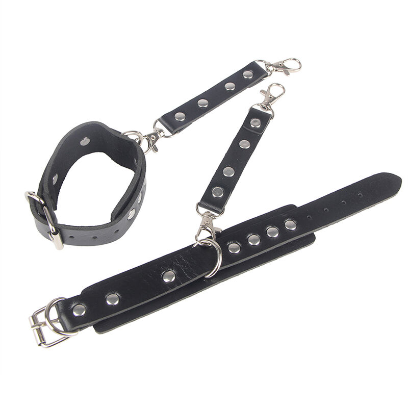 Detalle de esposas bondage Subblime Fetish negras con cinturón y herrajes metálicos.