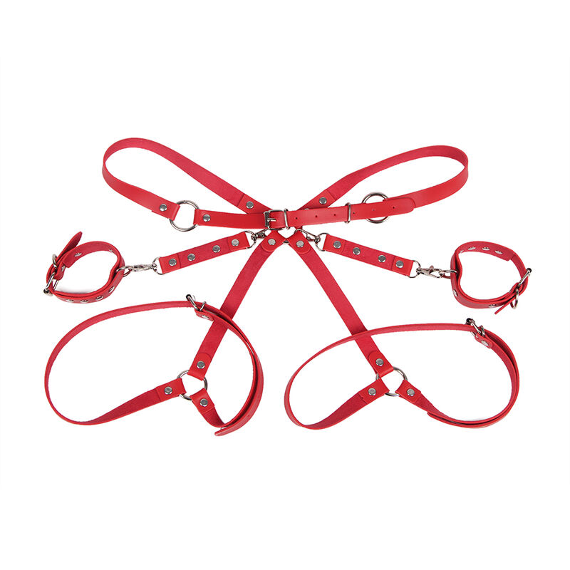 Detalle del arnés bondage rojo Subblime Fetish con esposas y correas ajustables.