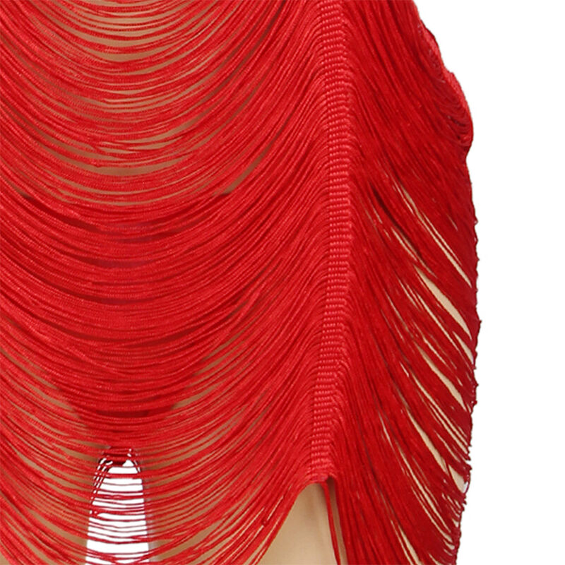 Detalle del vestido Subblime rojo con flecos en capas.