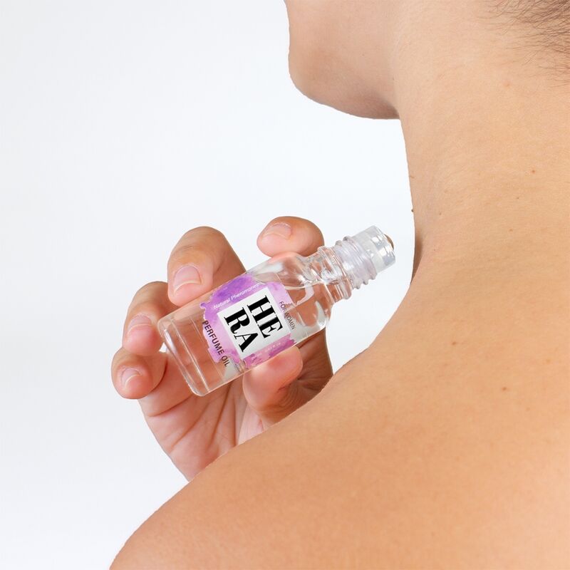 Mujer aplicando el roll-on SECRETPLAY HERA en el cuello.