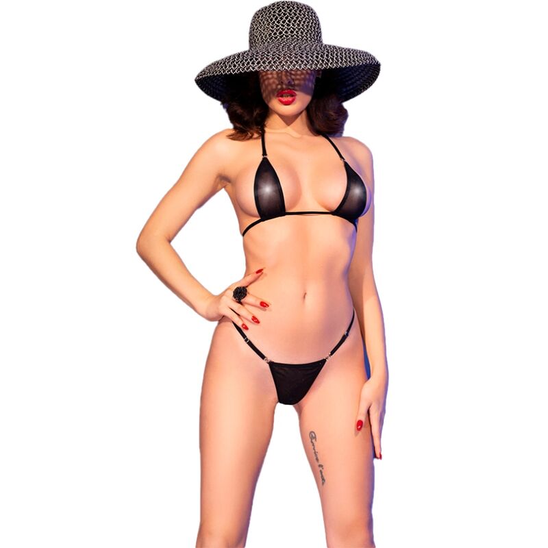 Microbikini negro CHILIROSE Summer CR 4840 en una modelo, vista frontal con sombrero de ala ancha.