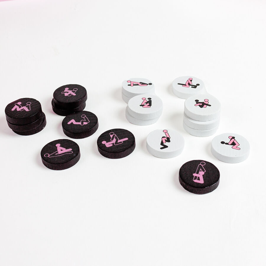 Detalle del juego de mesa SECRETPLAY Play4Sex con fichas redondas negras y blancas con iconos rosas.