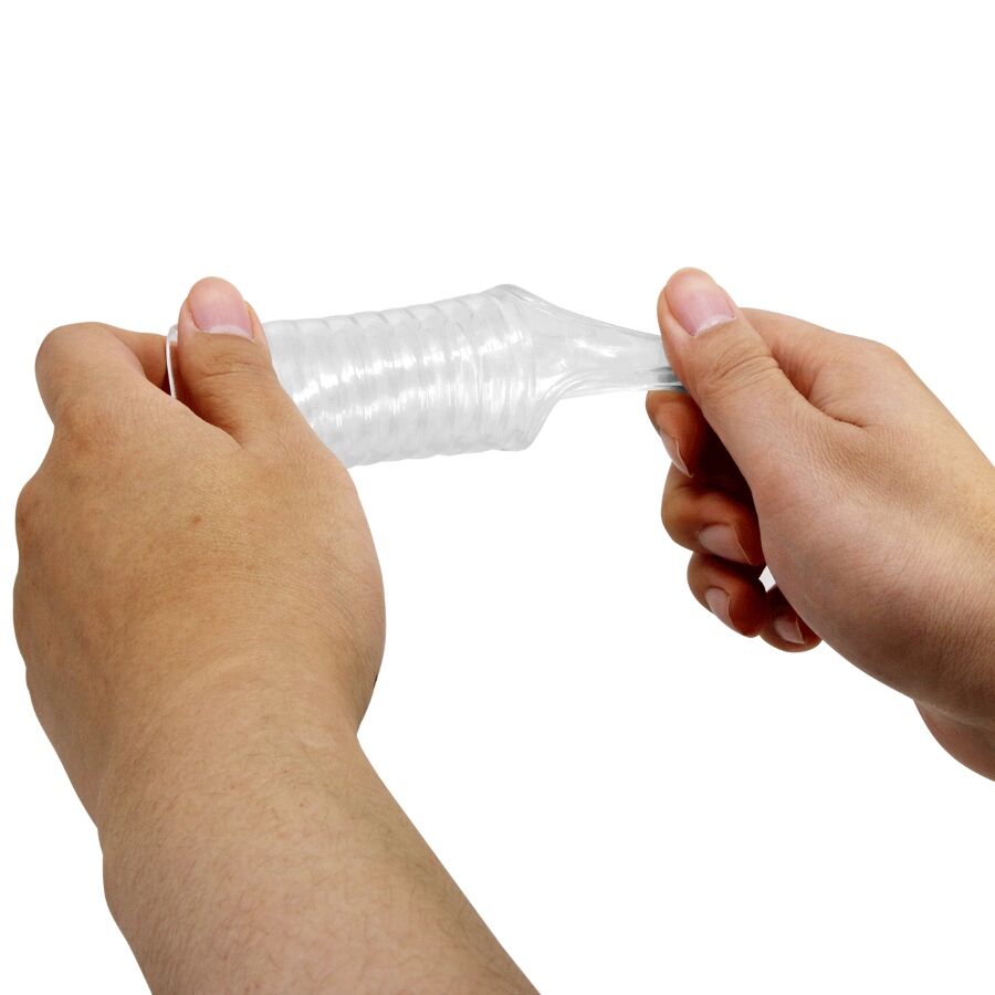 Detalle de la funda para pene transparente Hartman de Pretty Love, estirada con las manos.