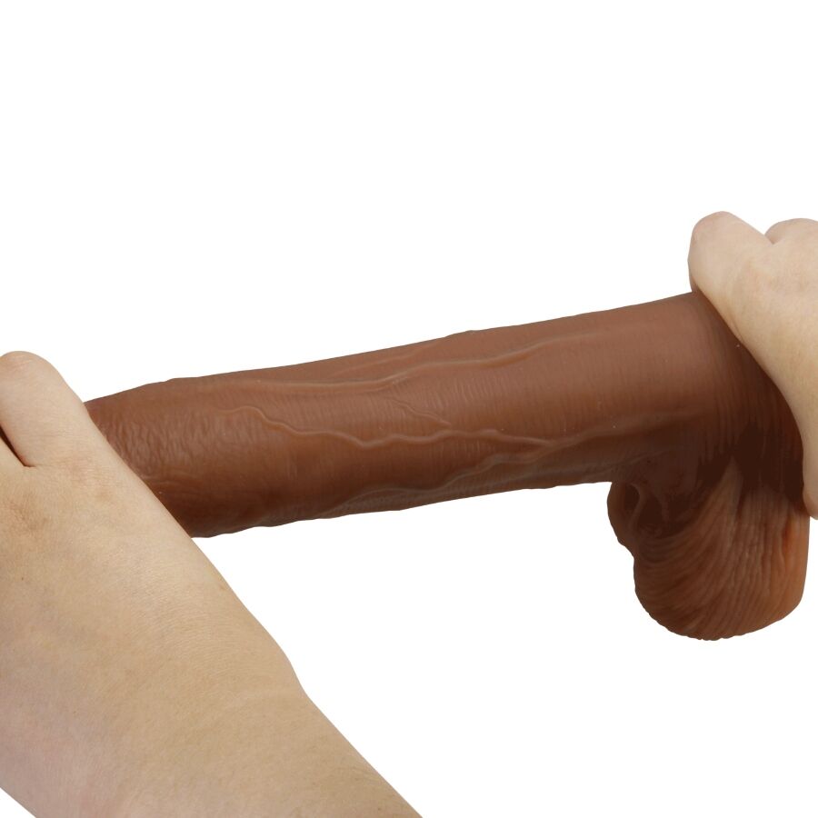 Detalle del Pretty Love Adley: dildo realista marrón sujetado con las manos.