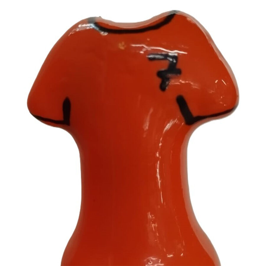 Detalle del condón decorativo pintado a mano Conderie en naranja con detalles negros.
