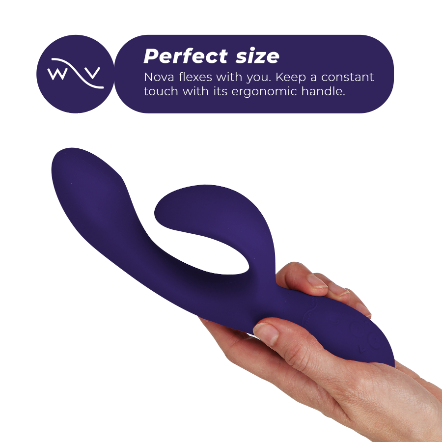 We-Vibe Nova 3 en detalle, vibrador morado sostenido con la mano.