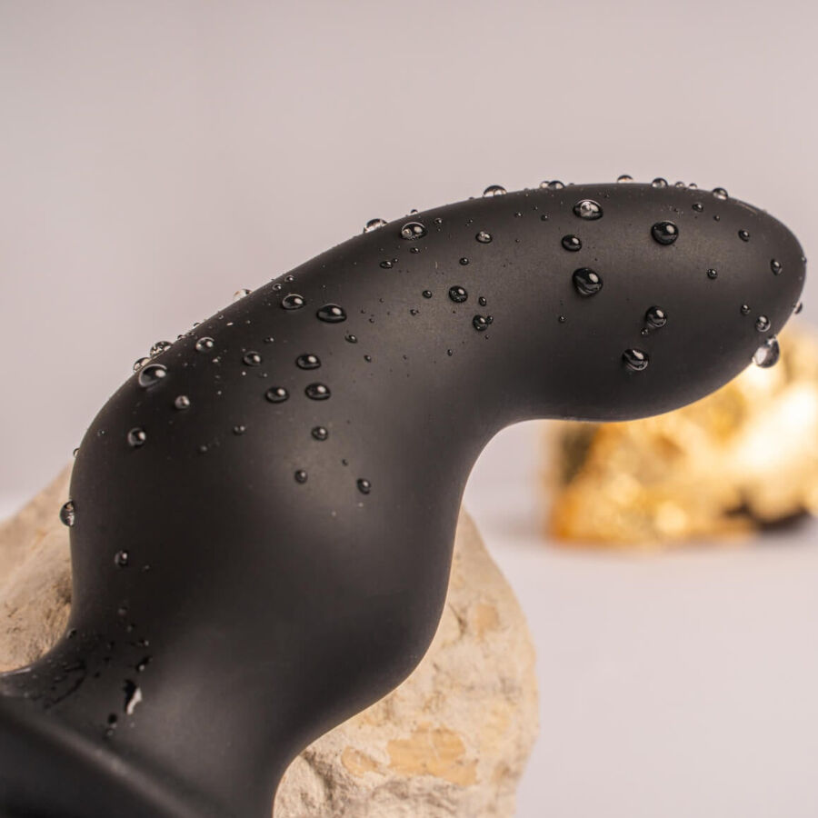 Detalle del ROCKS-OFF Ro-Zen Pro negro con gotas de agua visibles.