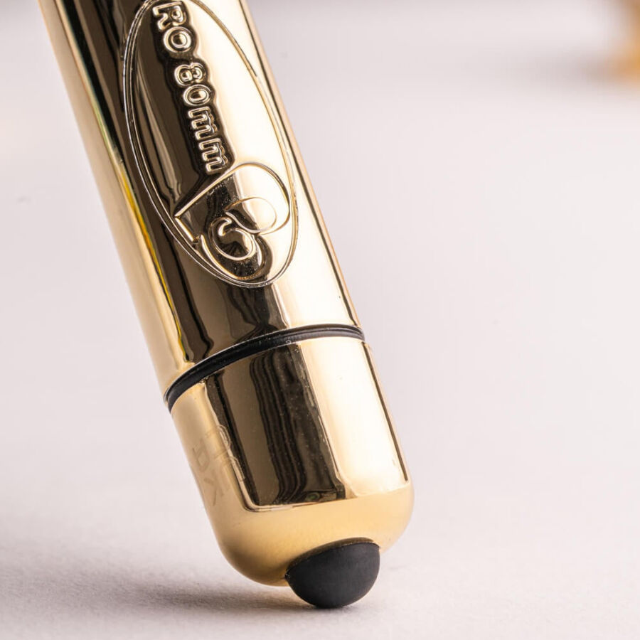 Detalle del vibrador bullet Rocks-Off RO-80 Champagne en color dorado, con el botón visible.