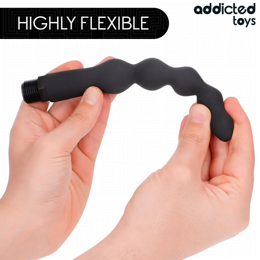 Detalle del limpiador anal ADDICTED TOYS negro, flexible y sostenido con las manos.