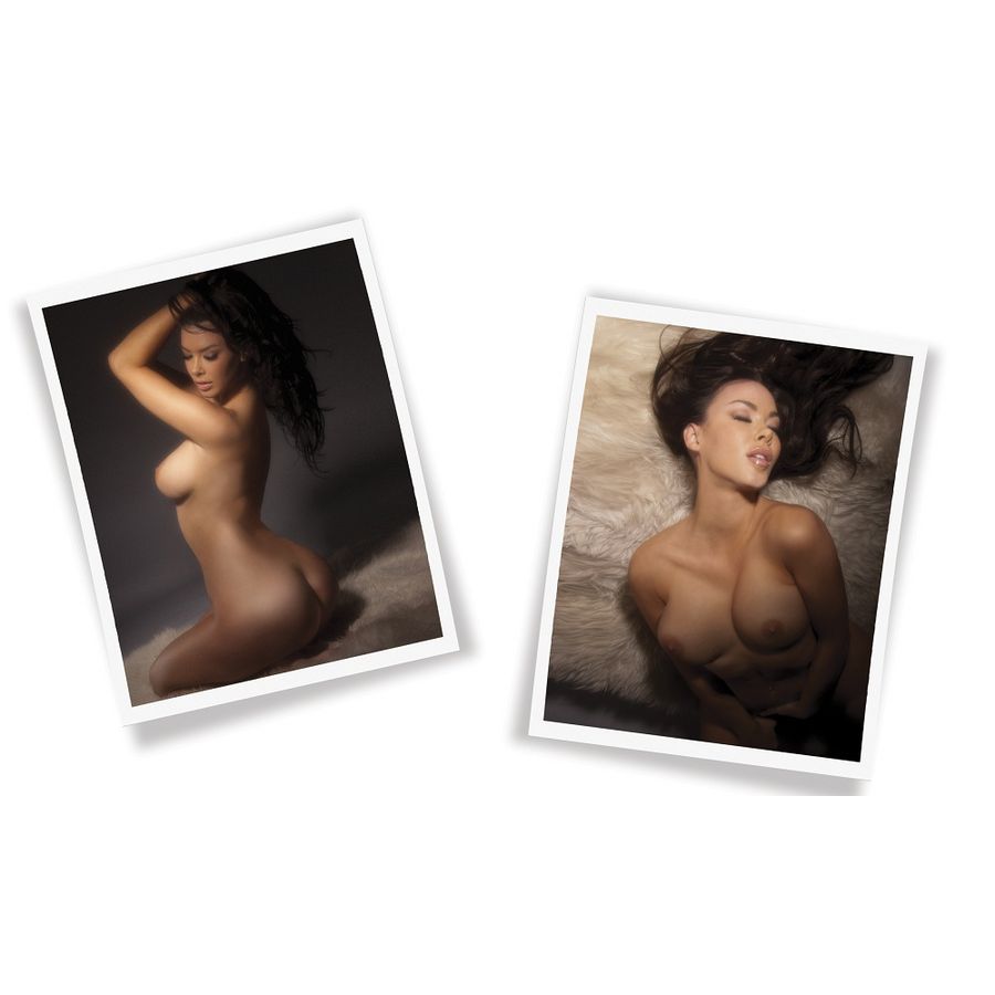 Dos fotos tipo polaroid con una modelo desnuda de pie y recostada.