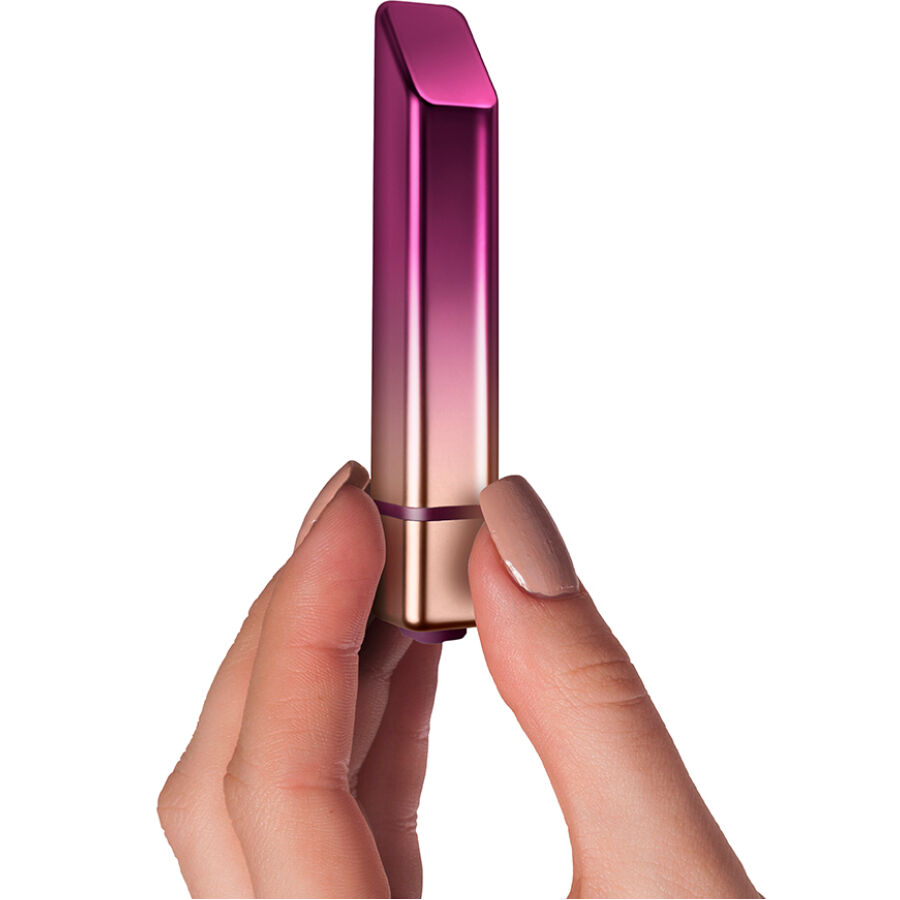 Vibrador tipo pintalabios CLIMAXIMUM Trema en detalle, sujetado con ambas manos.