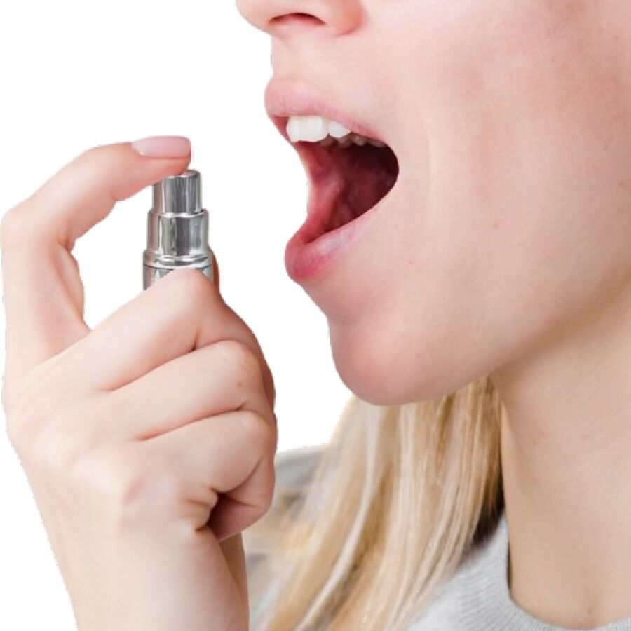Mujer sosteniendo el spray bucal Secretplay Cosmetic junto a la boca.