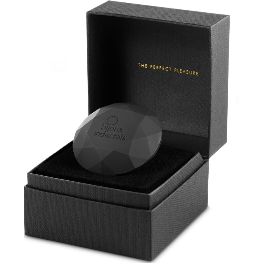 Caja de presentación negra abierta del Bijoux Indiscrets Twenty One con el producto redondo facetado en el interior.