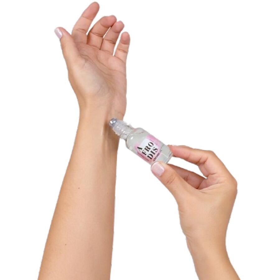 SECRETPLAY Afrodis en roll-on aplicado en la muñeca.