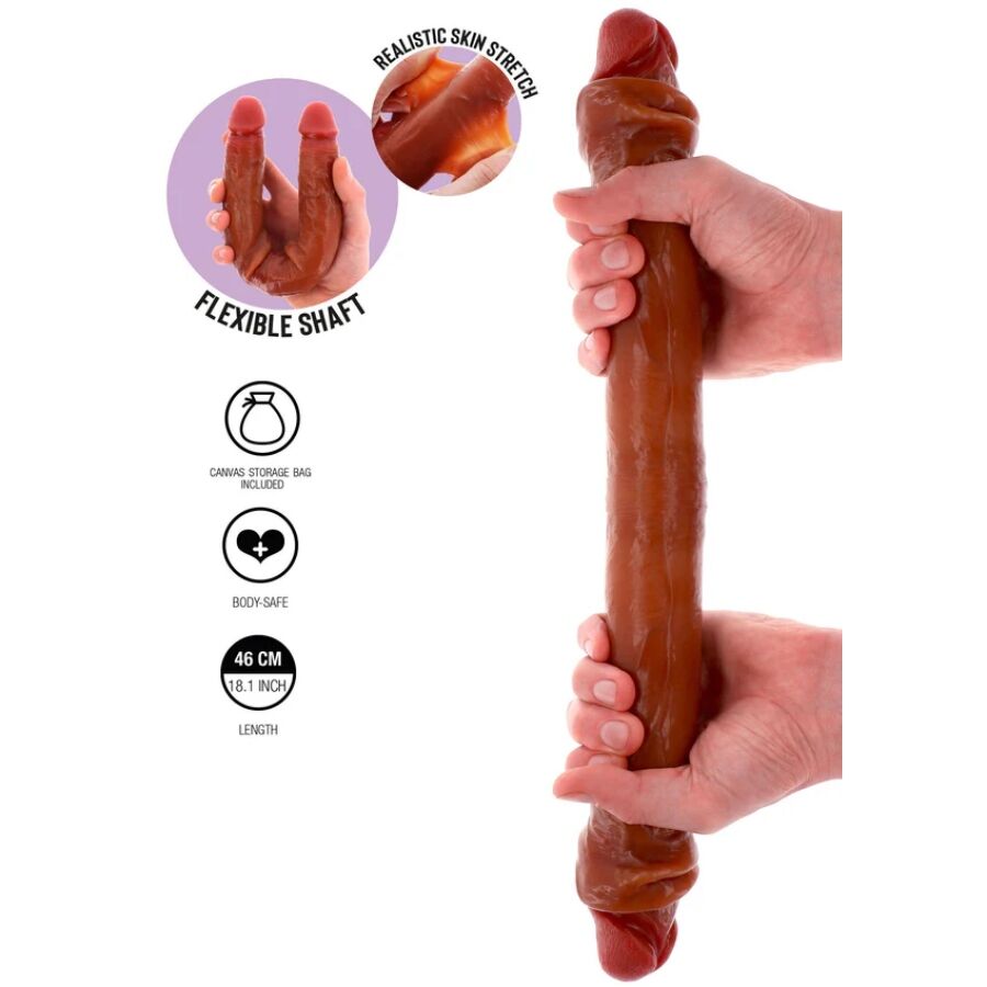 Detalle del dildo de doble extremo GET REAL en color caramelo, sujetado con las manos.