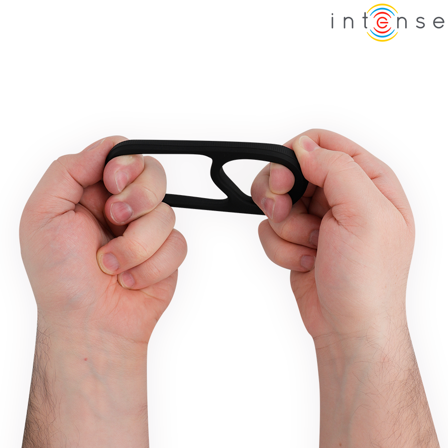 INTENSE FOR HIM Richard: anilla doble ajustable negra sujeta con ambas manos.