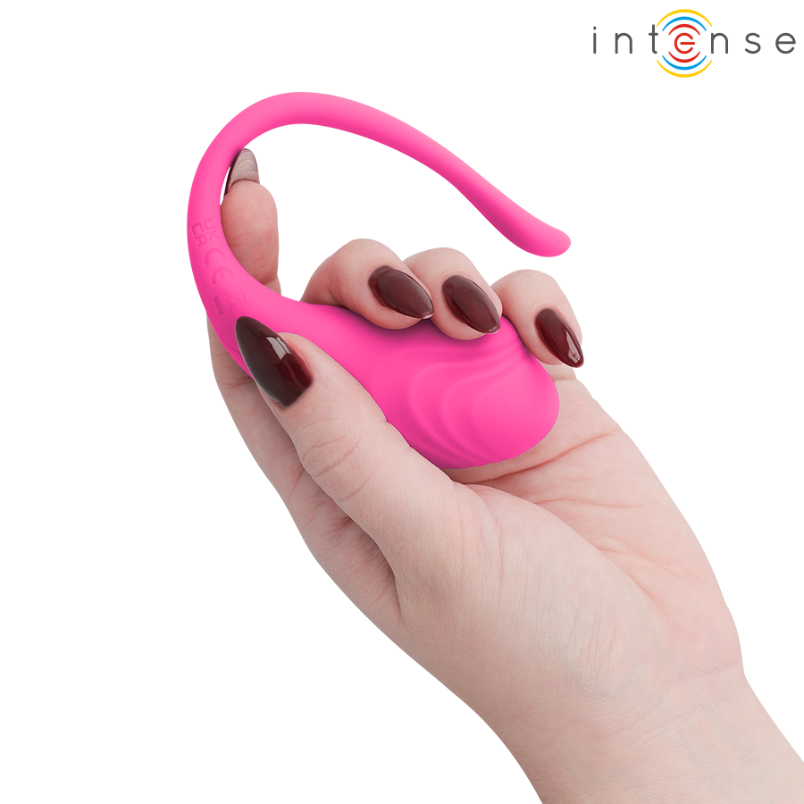 INTENSE Olivia huevo vibrador rosa en la mano, con aro de mando visible.