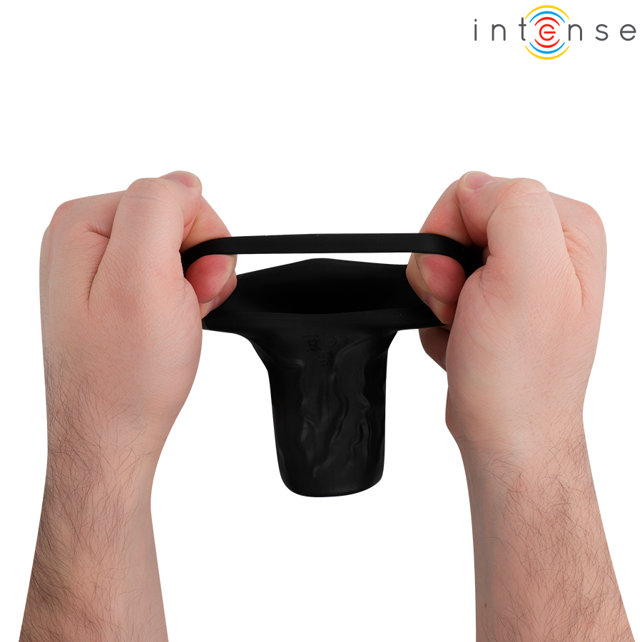 Anillo vibrador ajustable INTENSE FOR HIM en detalle frontal, estirado con las manos.