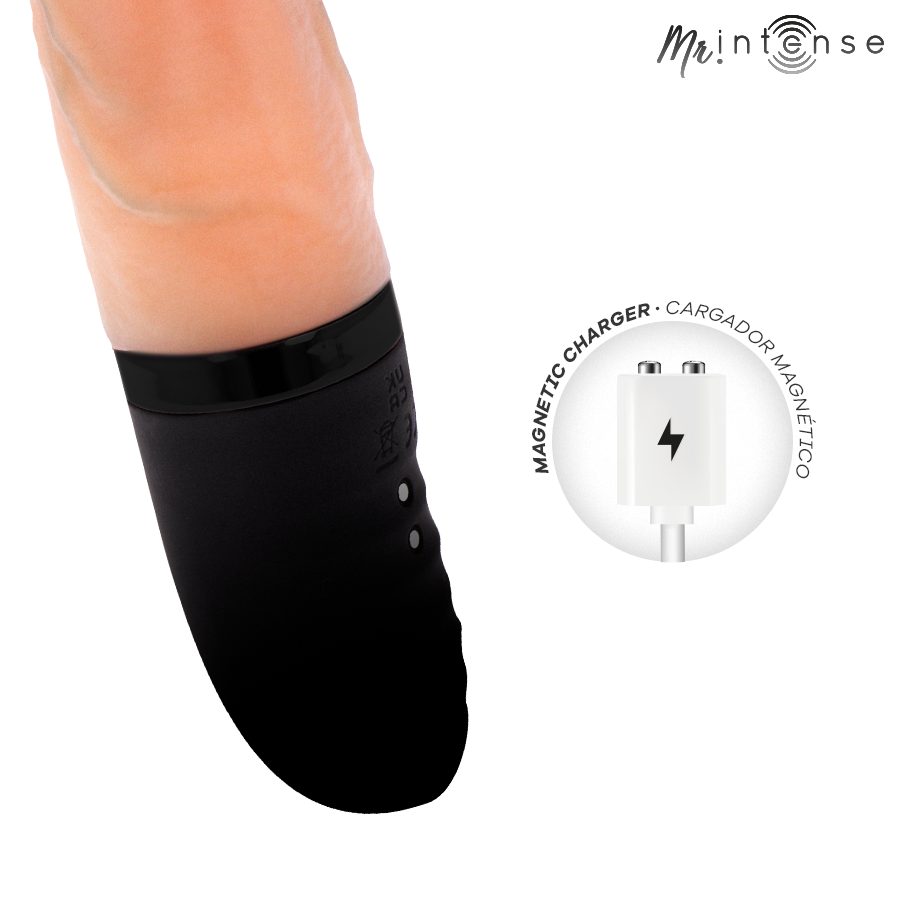 Detalle del vibrador MR. INTENSE Jean con funda negra y parte del cuerpo en tono piel, junto al cargador magnético.
