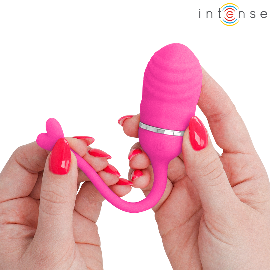 Detalle del huevo vibrador rosa INTENSE SOOKIE con mando en forma de corazón.