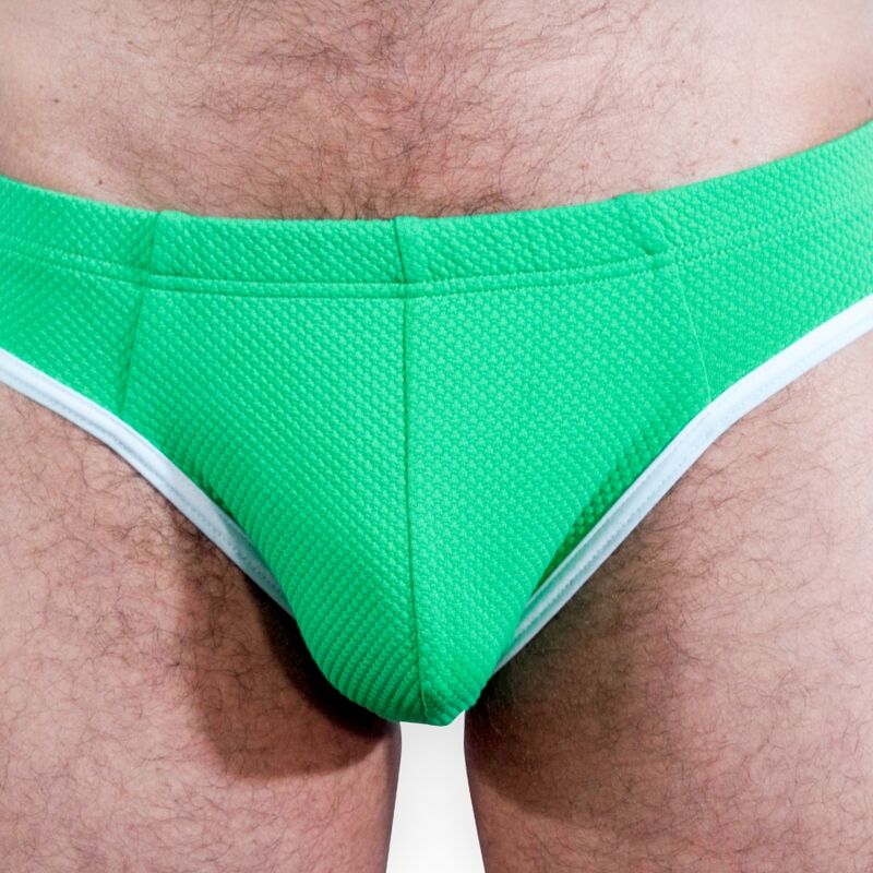 BURN 022 Slip para hombre verde, vista frontal con tejido texturizado y ribetes blancos.
