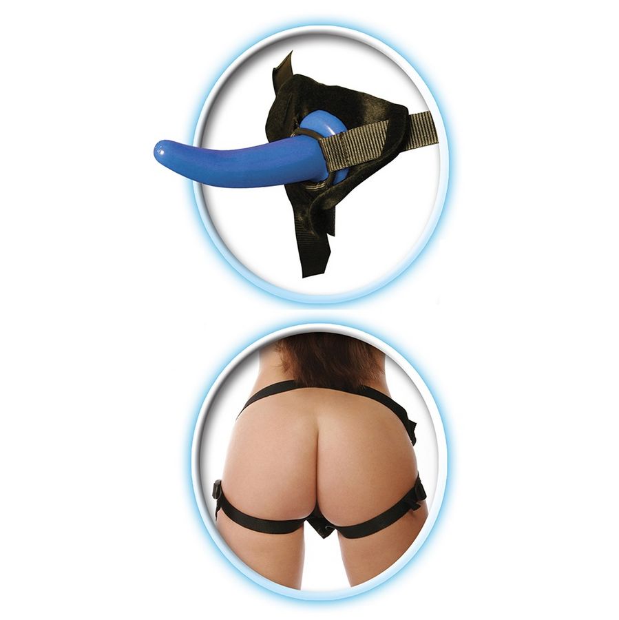 Detalle del arnés strap-on FETISH FANTASY SERIES con dildo azul y correas negras, mostrado en uso.