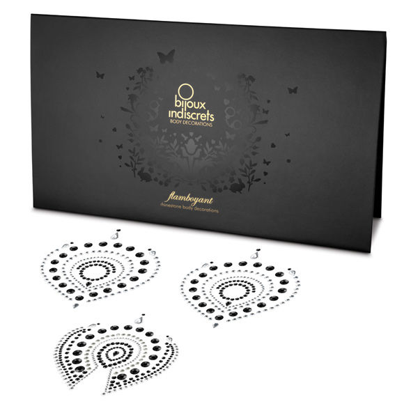 Bijoux Indiscrets Flamboyant en caja, con tres cobertores de pezón decorativos negros y plateados.