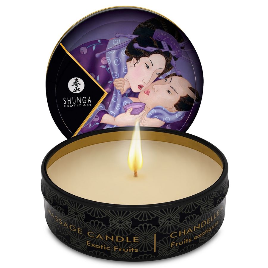 Vela de masaje Shunga Candles en lata negra, con la tapa abierta y la mecha encendida.