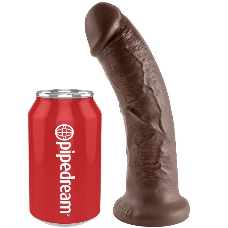 King Cock 8: dildo realista marrón junto a una lata roja para escala.