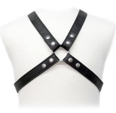 Arnés de cuero negro Leather Body con tirantes cruzados sobre torso de maniquí.