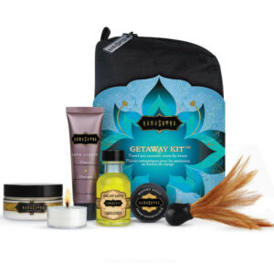 Kit de viaje Kamasutra Cosmetics con bolsa negra, caja y varios productos.